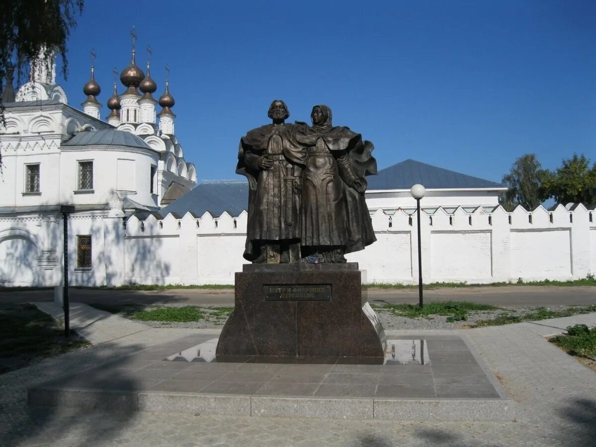 Памятник Петру и Февронии Муромским (фото из сети интернет)