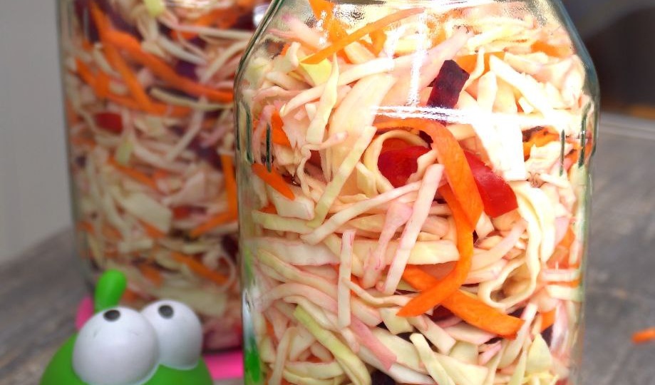 Острая маринованная капуста с овощами: готова уже через сутки.