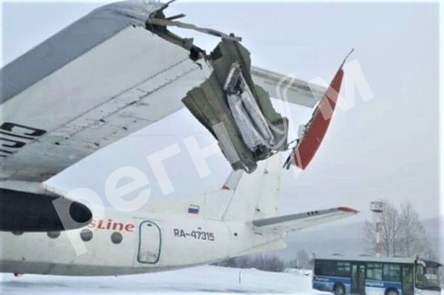    Ан-24 при посадке в аэропорту Бодайбо лишился части крыла / Источник: Социальные сети