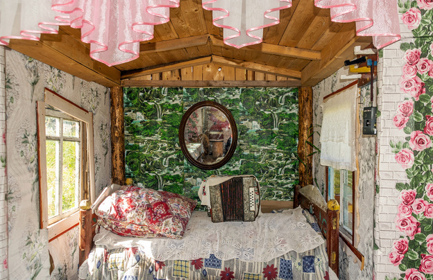    Мастер из Мякишей создал своими руками уголок русской души