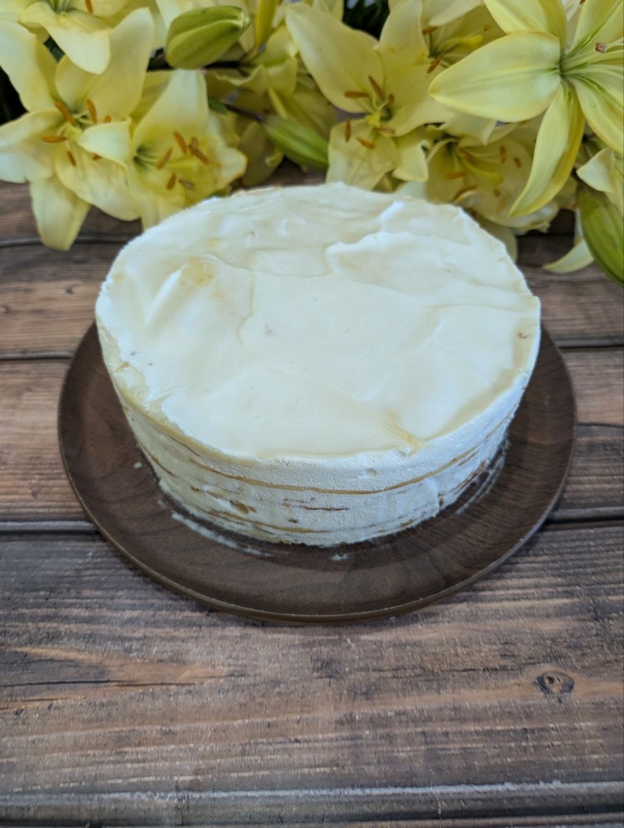 Вот такой несуразный тортик получился на фоне шикарных лилий, заботливо выращенных мамой.