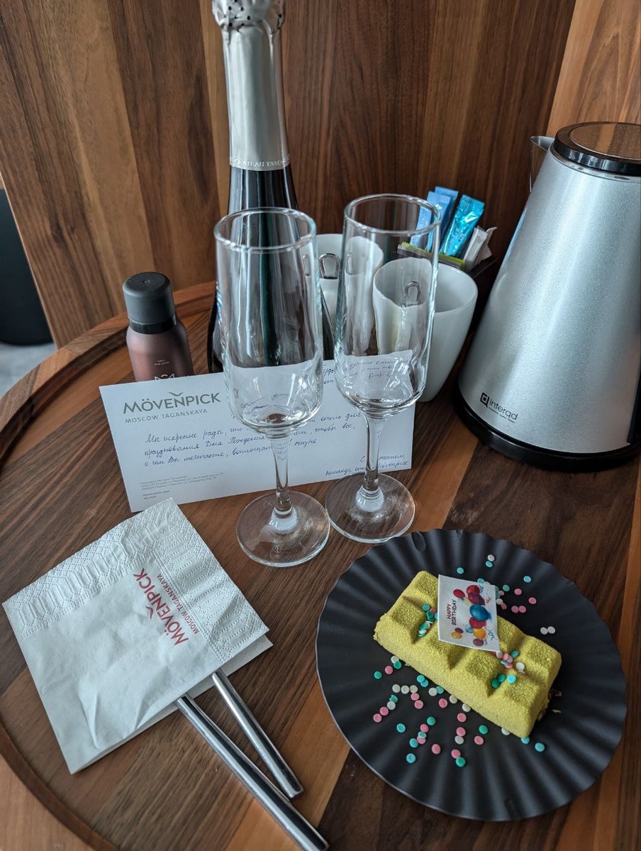 Немного фото с прошлого дня рождения. Отель подарил пирожное и бутылку шампанского. Я не знаю, какие круги ада прошла эта бутылка, но когда мы ее открывали, был не то чтобы хлопок, а грохот. Шампанского разбрызгалось полбутылки точно, и всё на свежезаправленную постель.