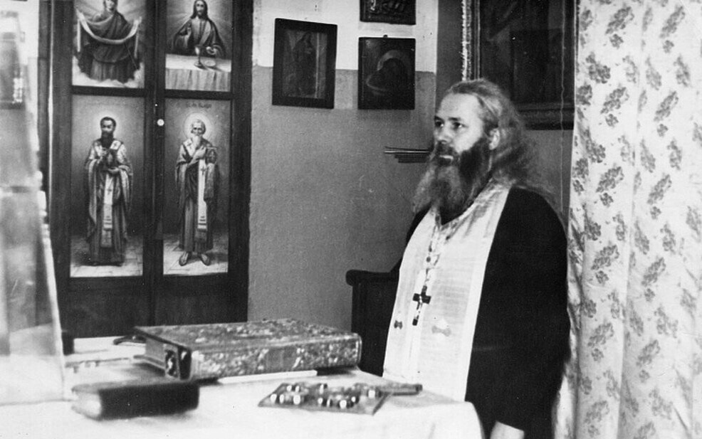Отец Александр Оборин. В алтаре. Лысьва, 1971 год.