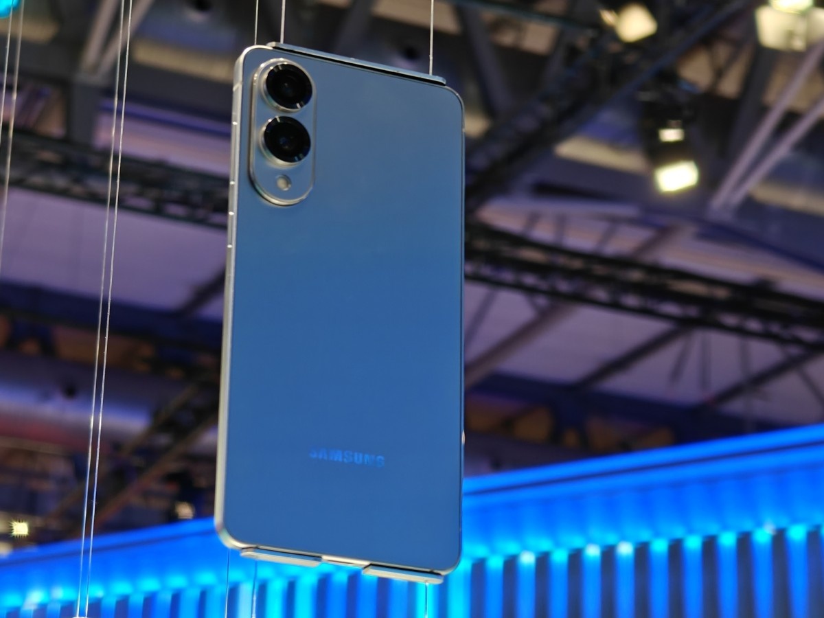    Тонкий Samsung Galaxy S25 Edge сравнили с «прародителем» [ВИДЕО]