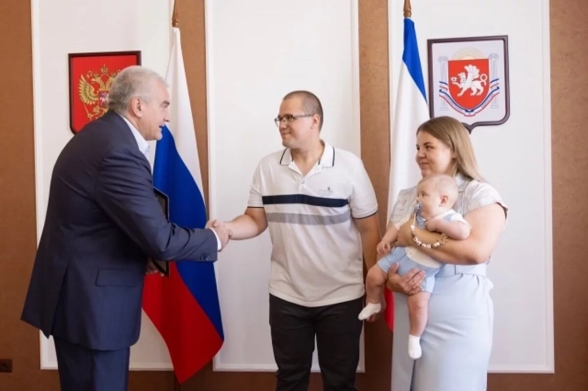    Аксенов впервые вручил крымской семье сертификат на студенческий капитал