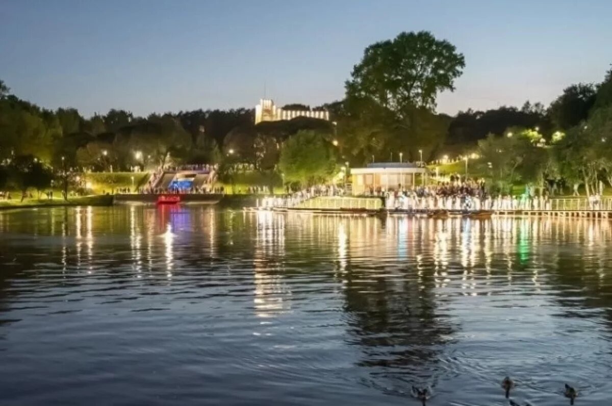    Жители пришли к пруду в надежде увидеть светомузыкальное шоу, но оно не состоялось.