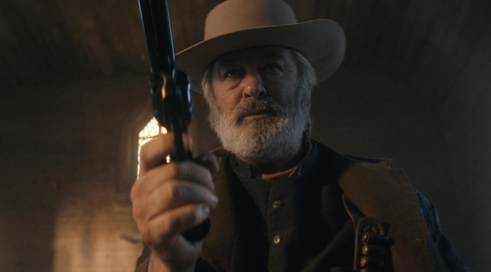     Кадр из фильма «Случайный выстрел» (2024)