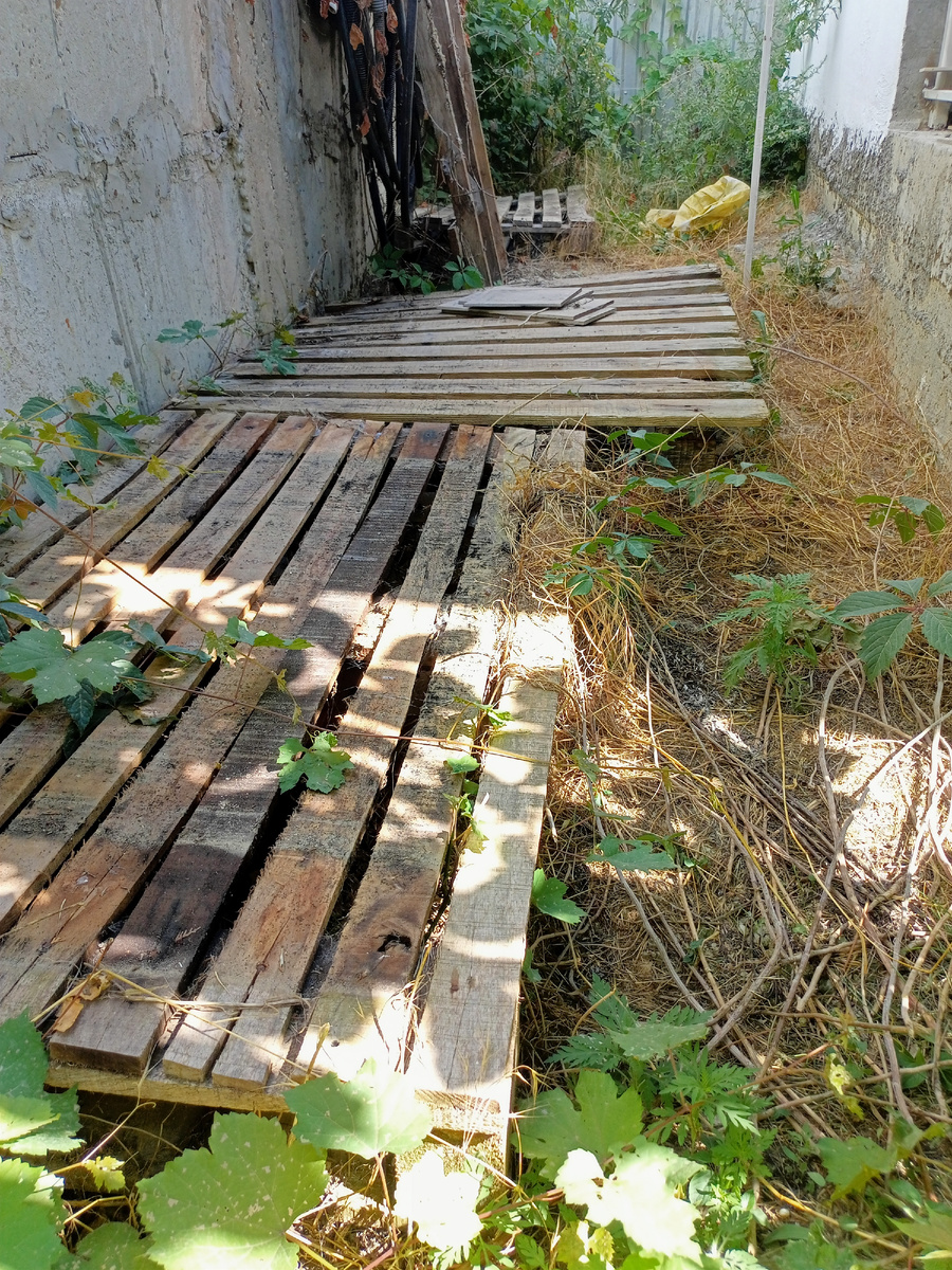 Вот тут плитка была