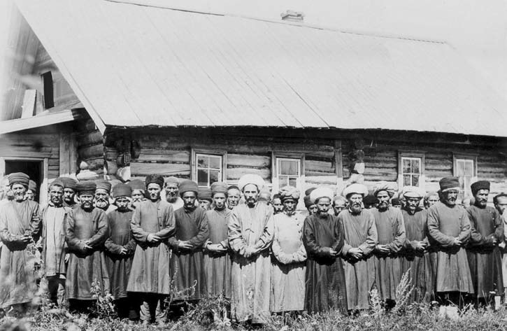 «Отпавшие» в ислам жители возле своей«тайной» мечети в д.Большие Кибяк-Кози Лаишевского у. Казанской губ. Фото 1904 г.