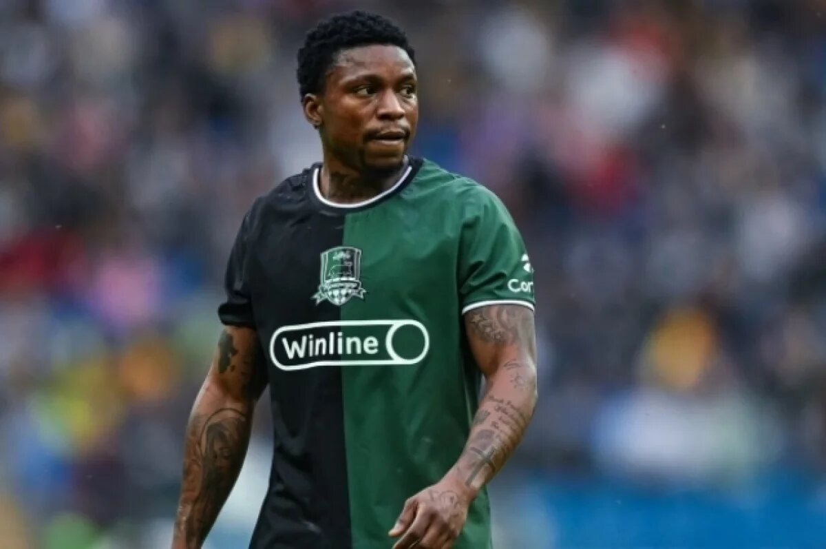    Олусегун на поле.