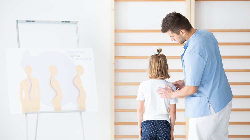    Как распознать сколиоз: простой тест у стены