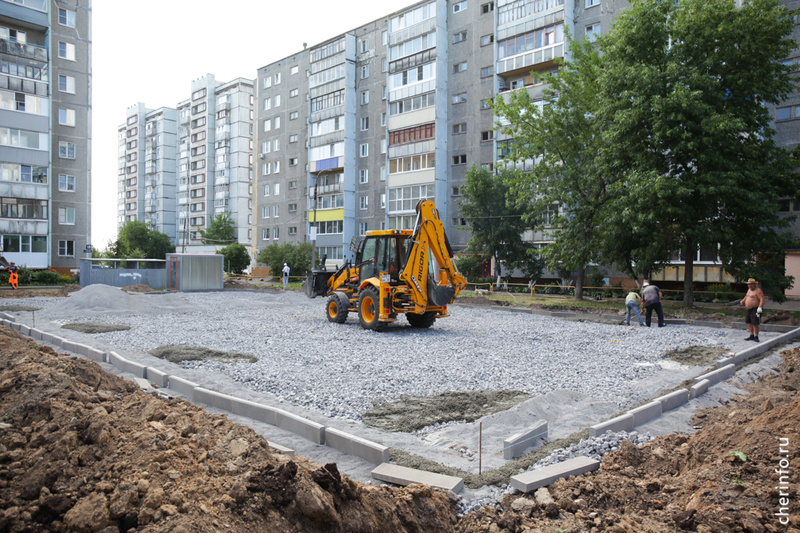    Новую хоккейную коробку на месте старой строят во дворе на Химиков, 18. Работы проверил мэр Роман Маслов.