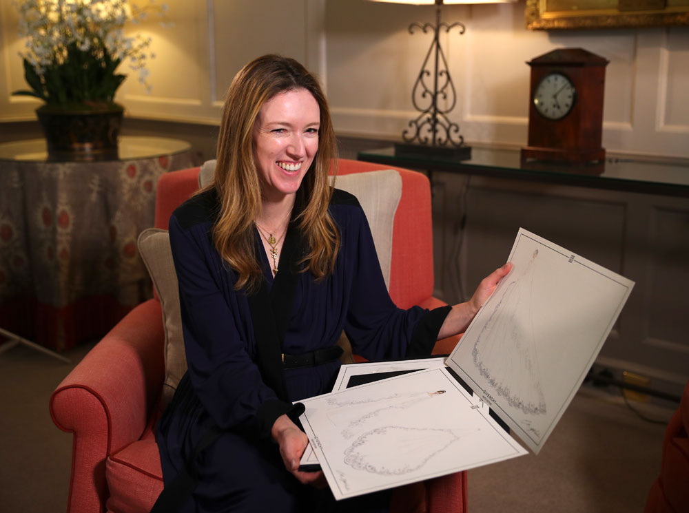 Клэр Уэйт Келлер показывает эскизы свадебного платья Меган Маркл. Источник фото: 