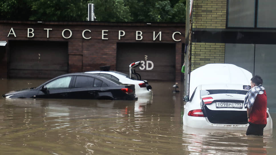 
Вода находит путь везде, где есть малейшая щель или засор. И последствия видны не сразу, а через месяцы в виде ржавчины и запаха сырости.
