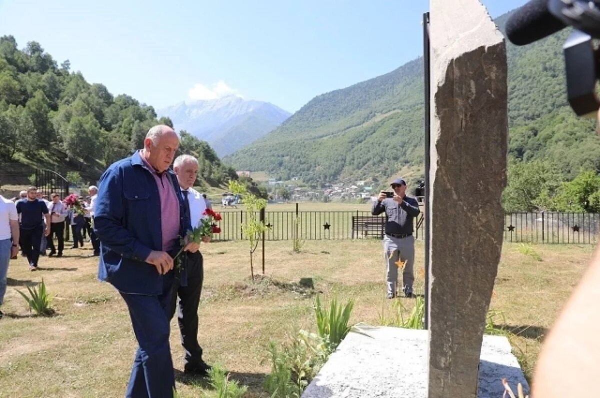    Абдулмуслимов почтил память павших участников СВО в Тляратинском районе