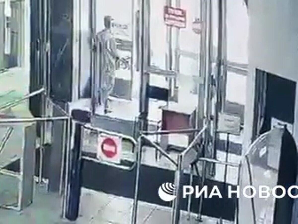    Работник завода в Петербурге бьет женщину лучной стрелой© РИА Новости