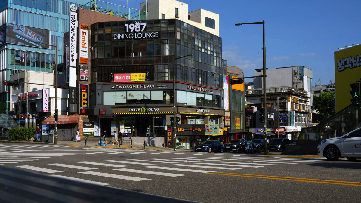 Магазины Olive Young встречаются практически на каждом углу по всей Корее — даже специально искать не надо. Фото: Jonathon Nielsen / Unsplash
