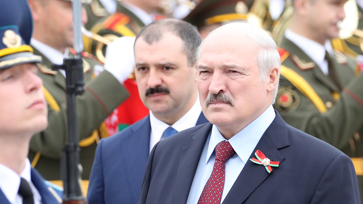   Наталия Федосенко / ТАСС- Архивное фото. Виктор Лукашенко (в центре) и Президент Белоруссии Александр Лукашенко