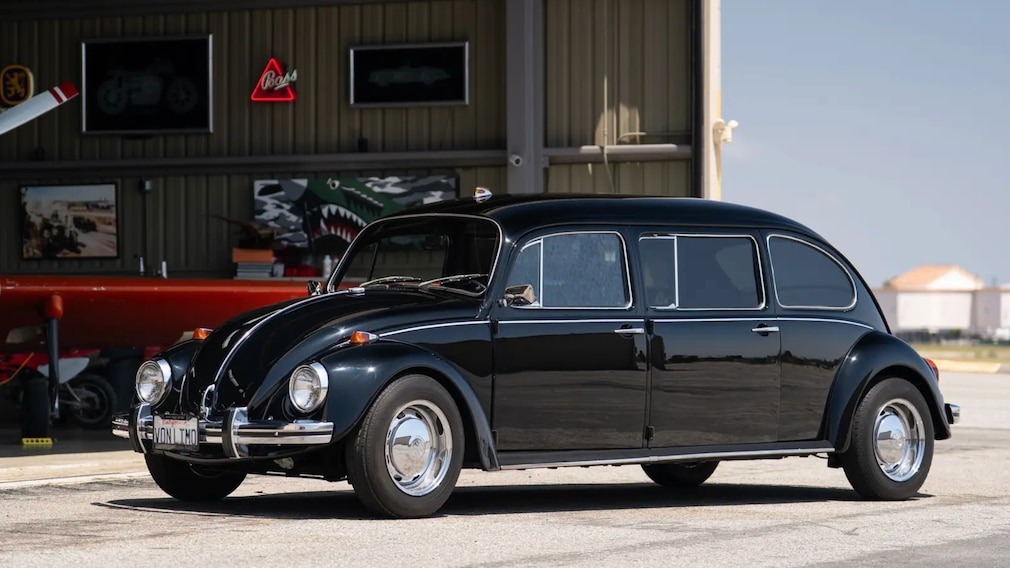 Колесная база была увеличена более чем на метр, заменены двери, отделка, установлена перегородка.