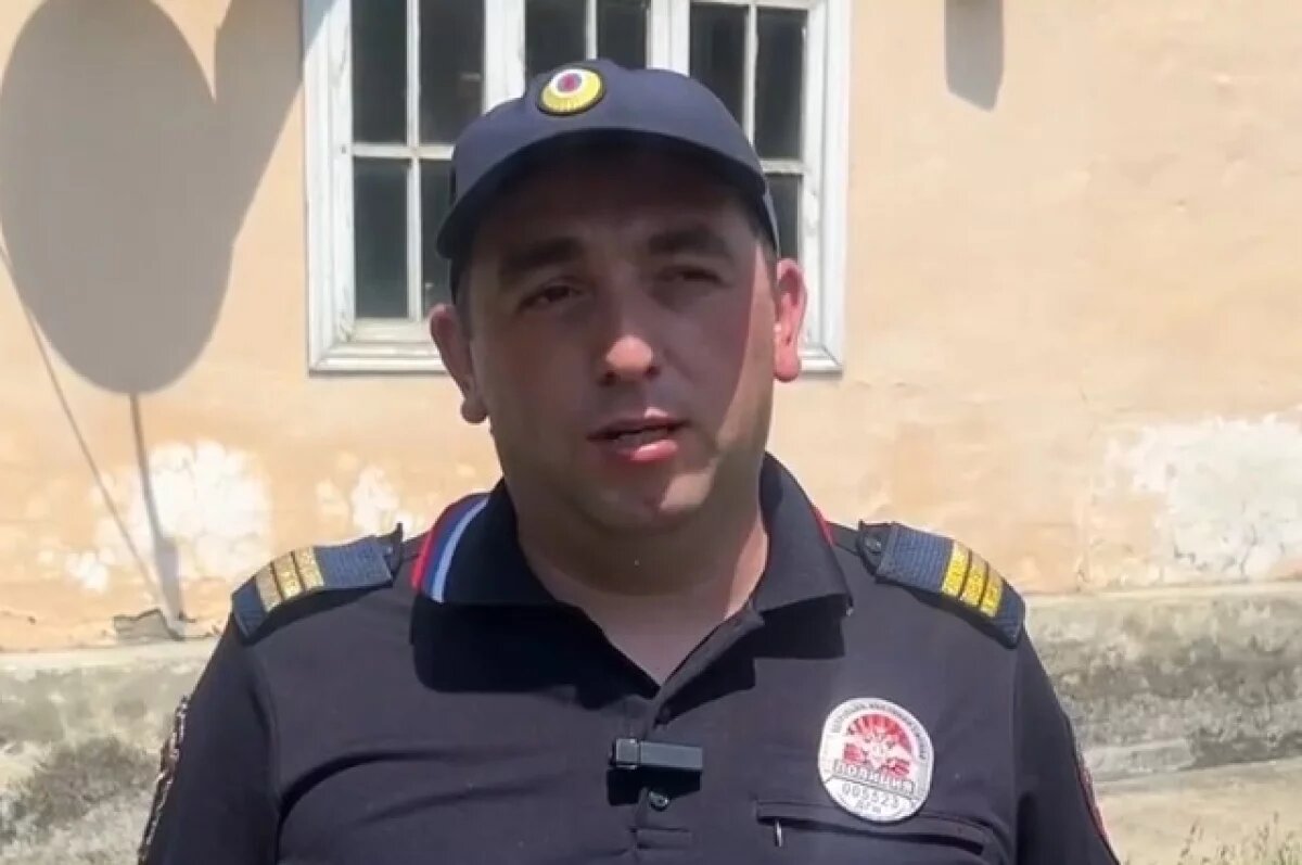    Полицейский спас человека из горящего дома в Казбековском районе Дагестана