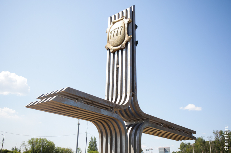    Конструкцию, стоявшую на въезде со стороны Тоншалово, установили на перекрестке Кирилловского шоссе и Северной объездной дороги.