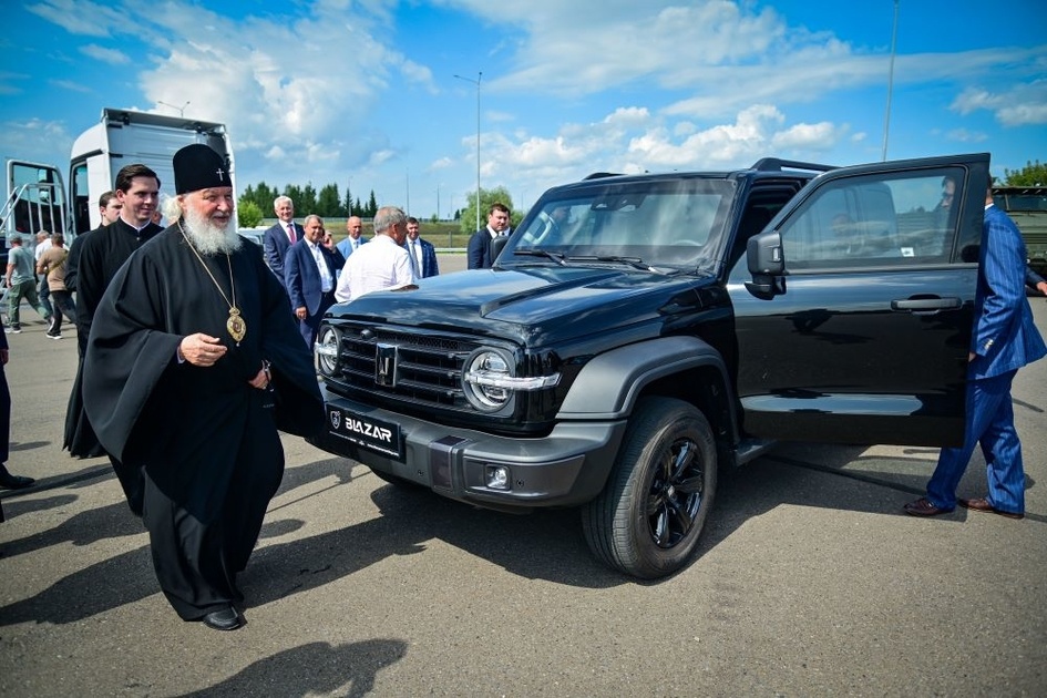 Автомобиль с классом защиты Бр4, способный выдержать обстрел из автомата Калашникова, был представлен в ходе визита главы РПЦ, который лично оценил новинку.