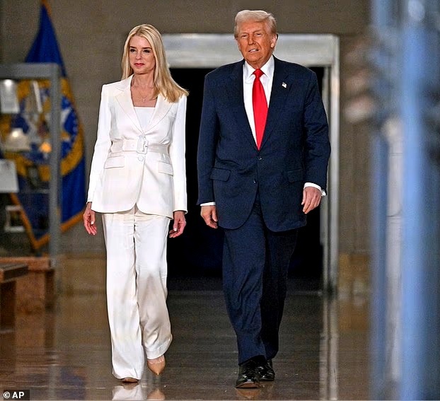 Однако подход Трампа заключался в том, чтобы стиснуть зубы, широко улыбнуться и сделать вид, что всё в порядке, в то время как за его спиной уборщики Белого дома насыпали опилки.