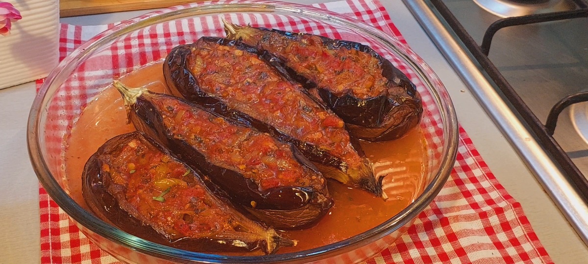 Фаршированные баклажаны с овощами в духовке.