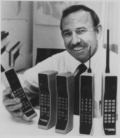 Первый в мире мобильный телефон от Моторола на фото с разработчиком!