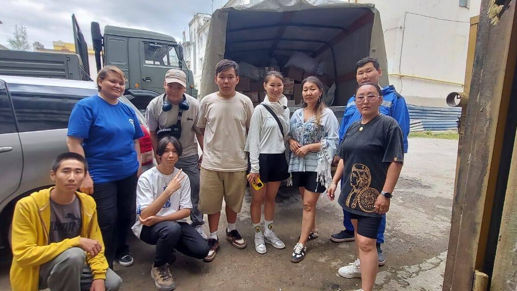    Паводок в Якутии: волонтёры #МЫВМЕСТЕ сортируют и отправляют гуманитарную помощь пострадавшим. Фото: штаб #МЫВМЕСТЕ