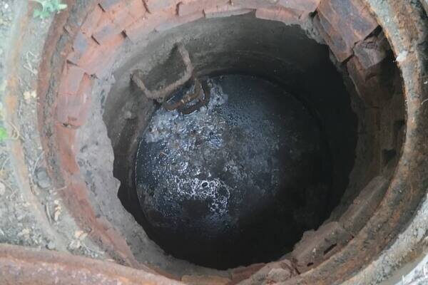    «Воняет по всему дому»: В Орске вторую неделю не откачивают канализацию из колодцев на пр. Мира