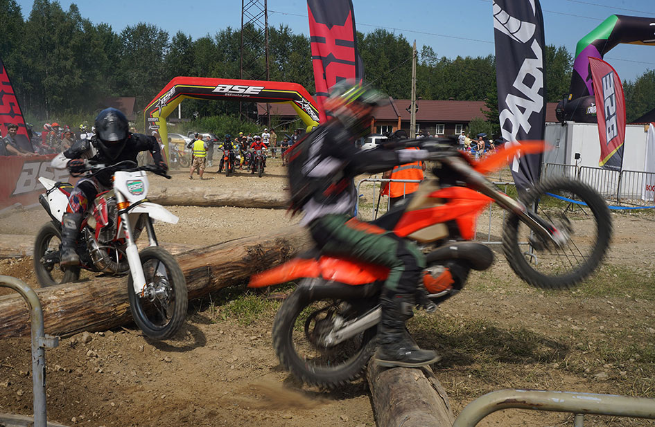 На вираже. Фото Бориса Слепнева