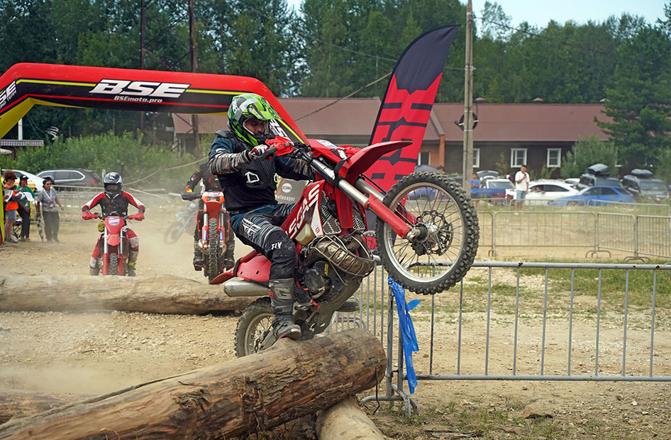 Полоса препятствий начиналась  с первого отрезка. Фото Бориса Слепнева