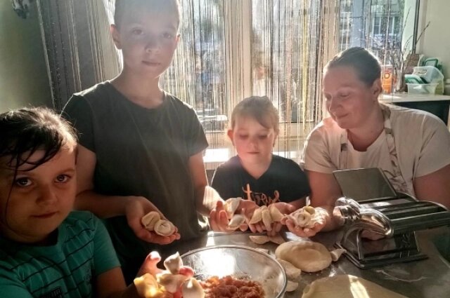    Дети во всем помогают матери. Фото: Из личного архива Марины Головой.