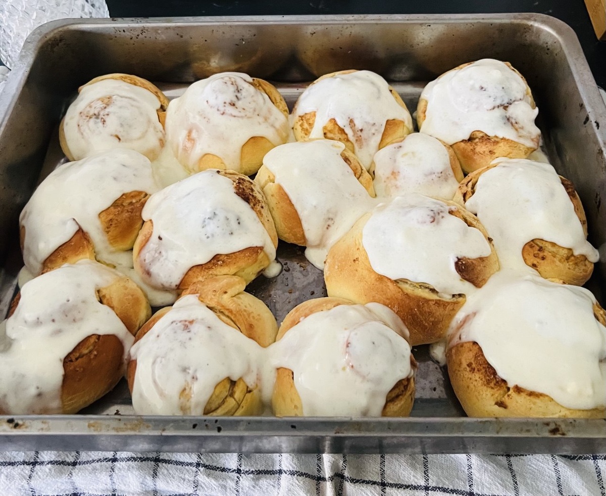 Иногда пеку синнабоны с корицей и глазурью. 