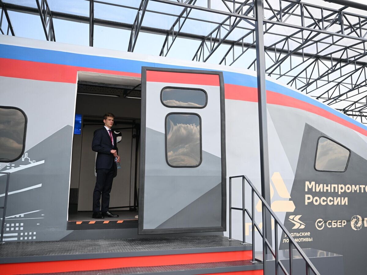    Полноразмерный макет сверхскоростного поезда для ВСМ© РИА Новости / Рамиль Ситдиков