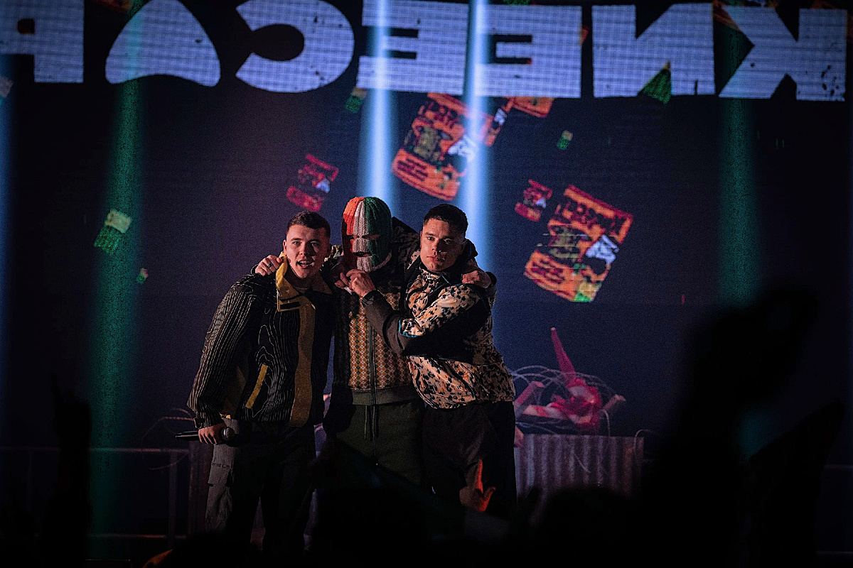 кадр из фильма "Kneecap"