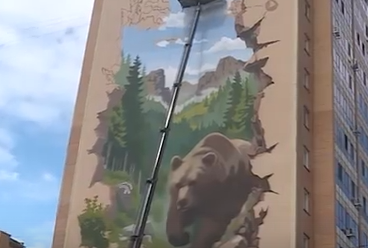     В Красноярске дорисовывают первый в крае мурал в 3D-технике