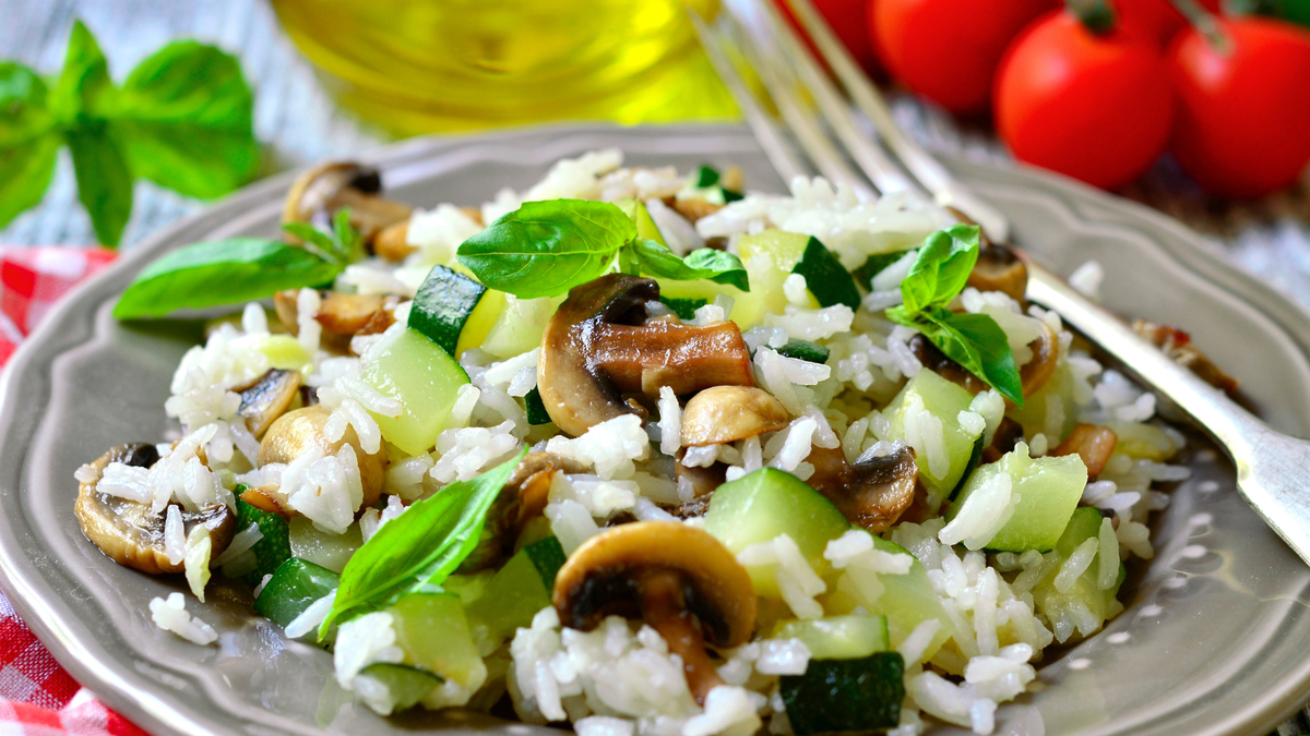 Фото Lilechka75 от Getty Images/CanvaPro. Рецепты салатов. Салаты. Салат с шампиньонами. Салат с рисом. Домашние рецепты.