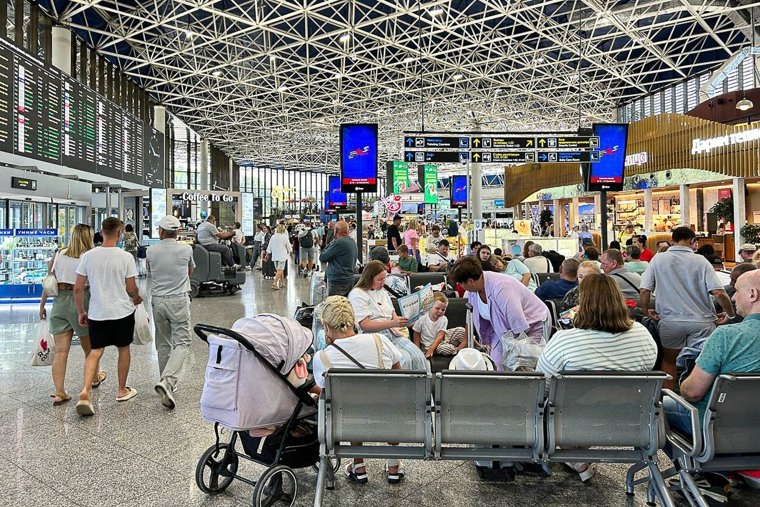 Проблемы затронули и другие города: задержки рейсов в Сочи отмечаются в Екатеринбурге, Новосибирске, Омске, Томске, Перми, Тюмени и Челябинске. Фото: Милена Бозрикова/ТАСС