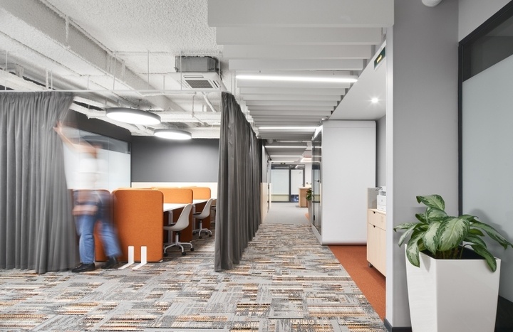 Как встроенная мягкая мебель улучшает офисную эргономику и продуктивность