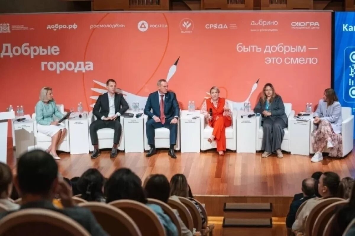    На панельной дискуссии выступил губернатор Югры Руслан Кухарук.