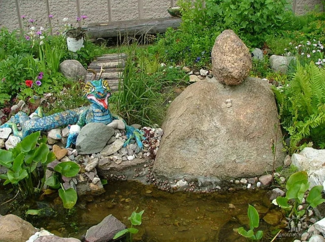 Дракон Лун с рожками и жемчужной в лапе, которую он охранял и конечно прудик. 2017г.