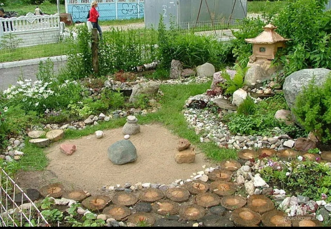 Это маленький песчаный садик из камней и песка. 2017г