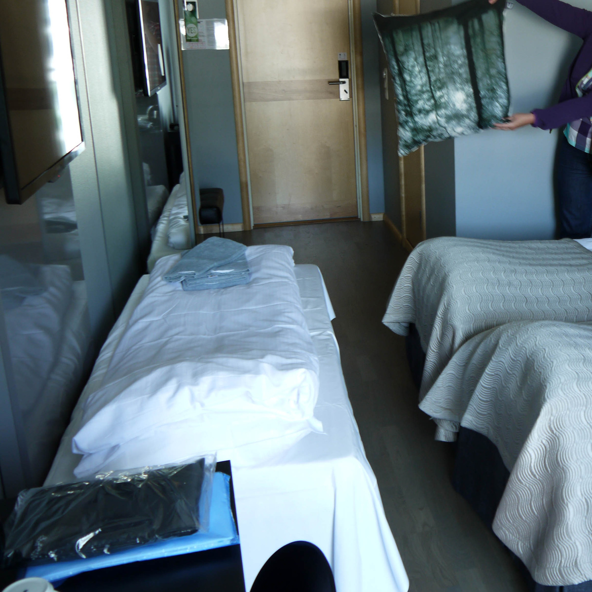 Наш номер в отеле в Ставангере (Норвегия). Слева в кадре в пакете - та самая чёрная косметичка. Фото автора.