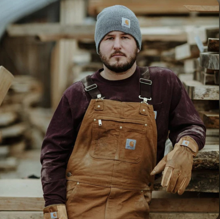 Рабочий в одежде CARHARTT