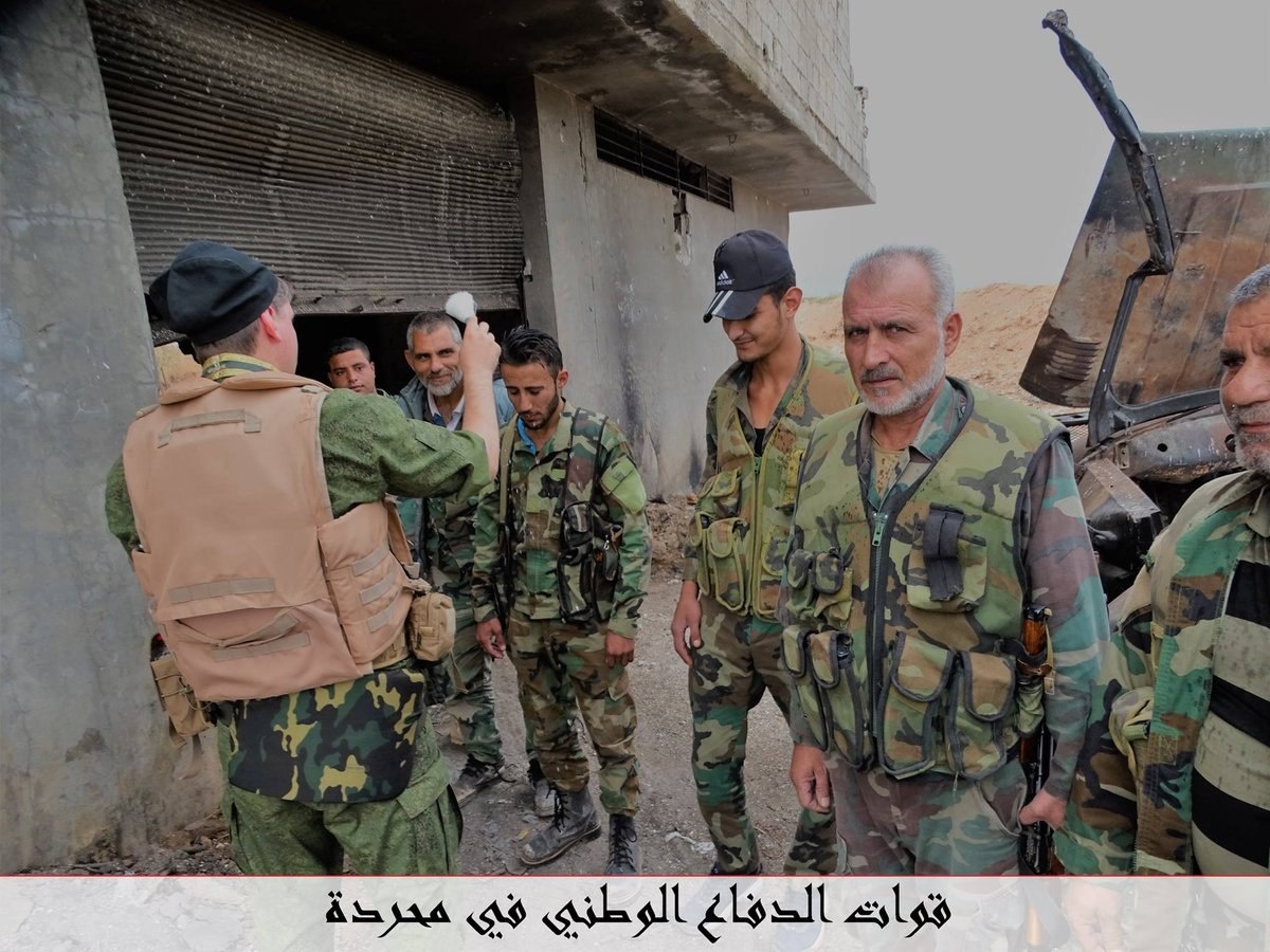 Военный священник Михаил Францев окропляет святой водой сирийских военных. Хальфая, 2016 г.