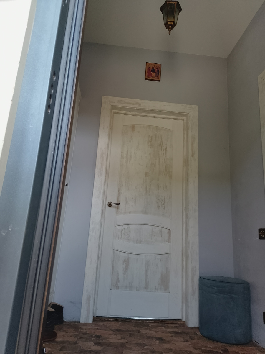 Хорошо видно, что сени совершенно крошечные - я фотографировала уже с крыльца