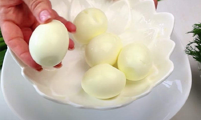 Летний салат из огурцов и яиц: свежесть, которая спасает в жару