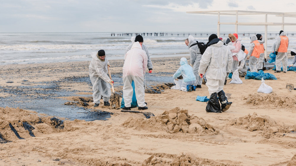     Фото: Wonderful Nature/Shutterstock/FOTODOM Уборка мазута с пляжа в Анапе